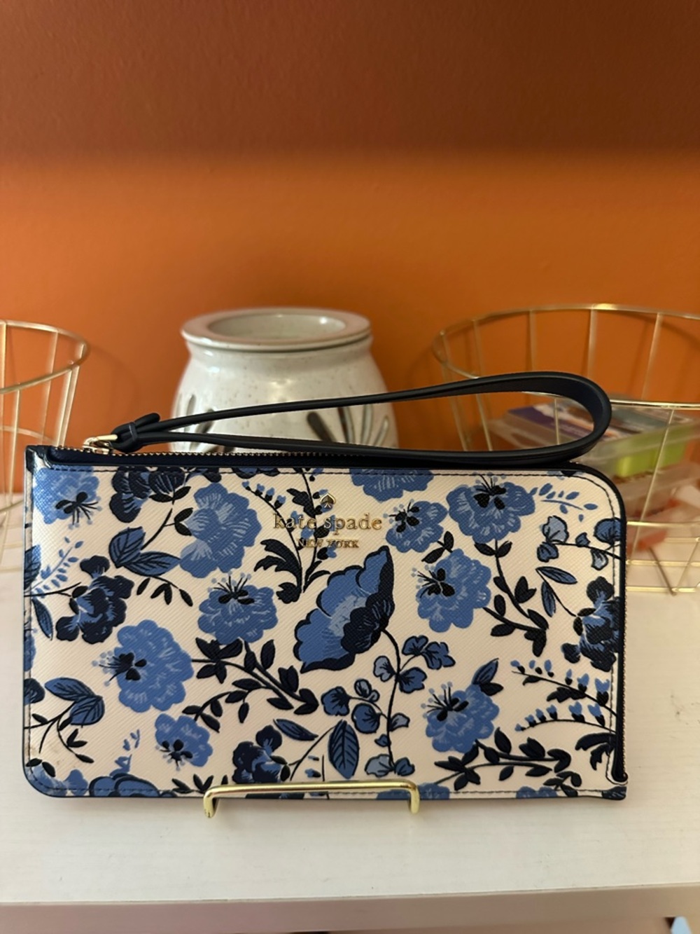 KATE SPADE Lucy Vase Blue Floral print  Wristlet(NWOT)